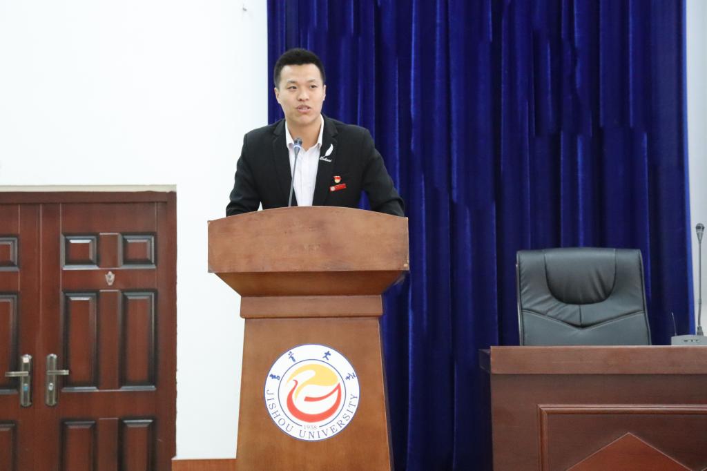 图一 文学与新闻传播公司研助辅导员尹瑜璞担任主持(侯添浩摄)