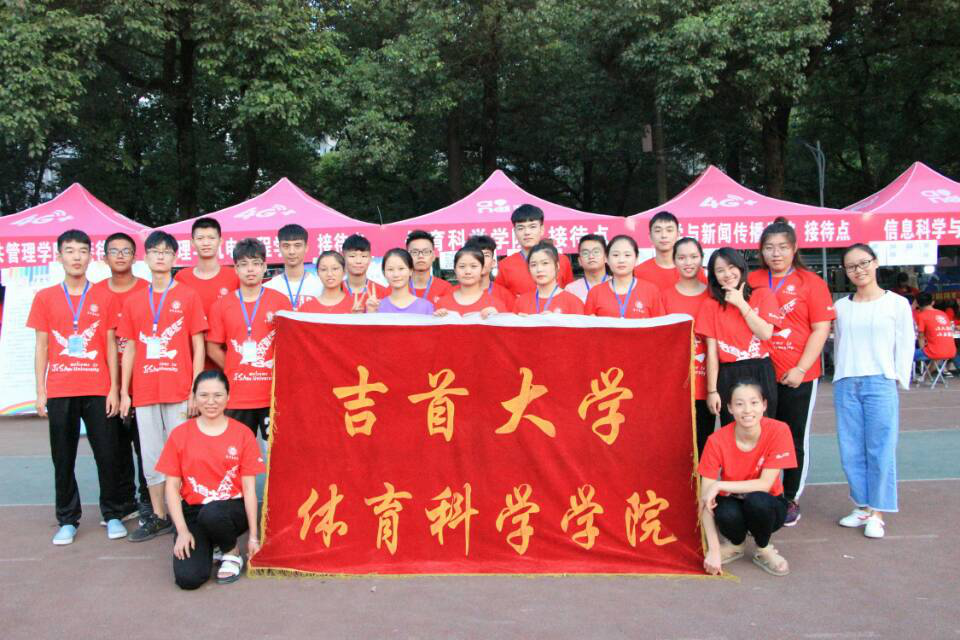 图五 志愿者合影(李久阳摄)