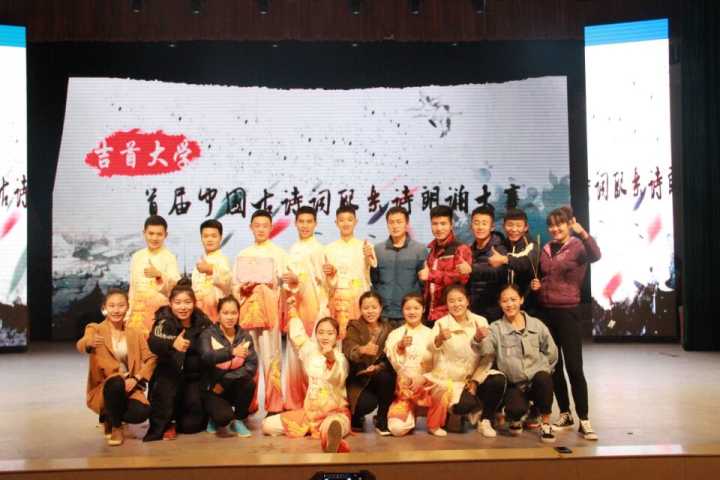 图三 公司参赛队员合影(王澳伦摄)